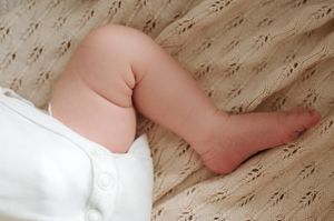 Melissa Stuer Photography Moederschapsfotograaf Moerbeke Oost-Vlaanderen newborn detail babyplooitjes been newbornfotograaf Stekene Lokeren