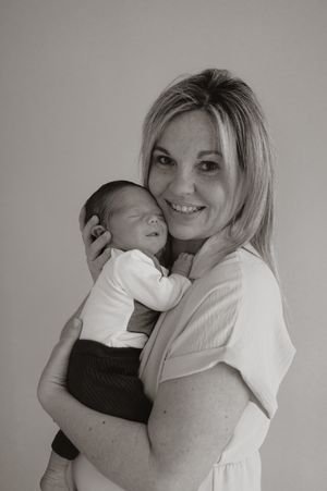 Melissa Stuer Photography Moederschapsfotograaf Moerbeke Oost-Vlaanderen newborn mama en zoon knuffelend zwart wit foto newbornfotograaf