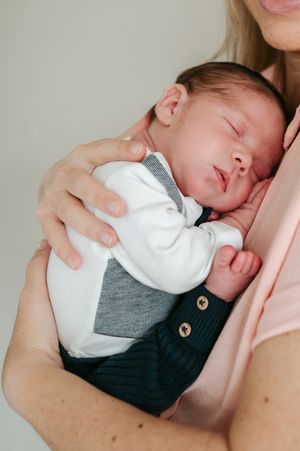 Melissa Stuer Photography Moederschapsfotograaf Moerbeke Oost-Vlaanderen newborn baby knuffelend bij mama newbornfotograaf Lokeren Stekene