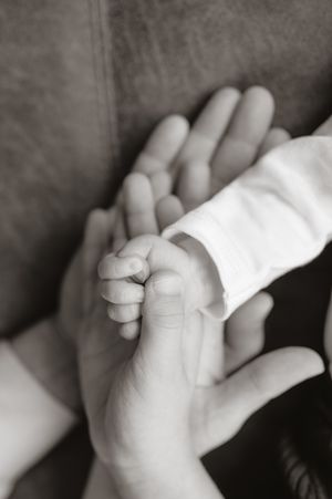 Melissa Stuer Photography Moederschapsfotograaf Moerbeke Oost-Vlaanderen newborn detail handen baby mama papa zus zwart wit foto fotograaf