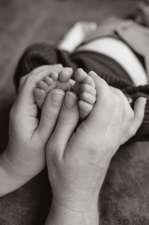 Melissa Stuer Photography Moederschapsfotograaf Moerbeke Oost-Vlaanderen newborn detail babyvoetjes newbornfotograaf zwart wit