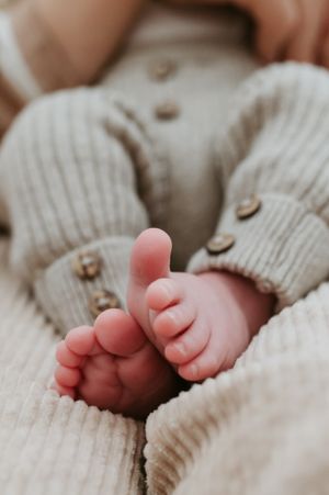 Melissa Stuer Photography Moederschapsfotograaf Moerbeke Oost-Vlaanderen newborn detail voetjes baby en broer newbornfotograaf
