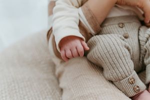 Melissa Stuer Photography Moederschapsfotograaf Moerbeke Oost-Vlaanderen newborn detail handje baby en broer newbornfotograaf