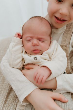 Melissa Stuer Photography Moederschapsfotograaf Moerbeke Oost-Vlaanderen newborn detail  baby en broer newbornfotograaf