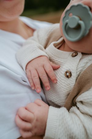 Melissa Stuer Photography Moederschapsfotograaf Moerbeke Oost-Vlaanderen
newborn detail foto handen en tut baby newbornfotograaf