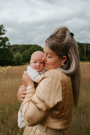 Melissa Stuer Photography Moederschapsfotograaf Moerbeke Oost-Vlaanderen
newborn mama en zoon in natuur newbornfotograaf