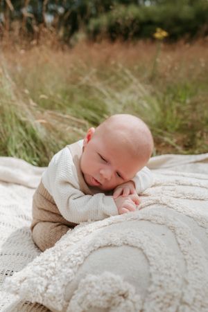 Melissa Stuer Photography Moederschapsfotograaf Moerbeke Oost-Vlaanderen
newborn fotoshoot baby op kussen in natuur newbornfotograaf