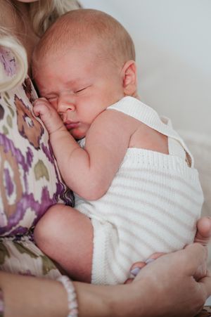 newbornshoot in daglichtstudio. Close up foto slapende baby op mama newbornfotoshoot Moerbeke Moederschapsfotograaf