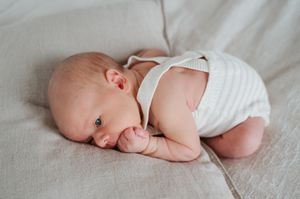 newbornshoot in daglichtstudio Baby newbornfotoshoot Moerbeke Moederschapsfotograaf Moerbeke Newbornfotograaf Melissa Stuer Photography