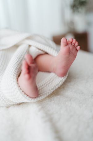 newbornshoot in daglichtstudio, detail voeten baby newbornfotoshoot Moerbeke Moederschapsfotograaf Newbornfotograaf