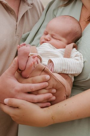 Melissa Stuer Photography Moederschapsfotograaf Moerbeke Oost-Vlaanderen
newborn fotoshoot baby slapende baby in armen mama en papa