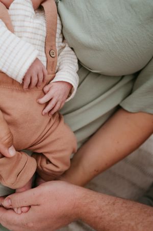 Melissa Stuer Photography Moederschapsfotograaf Moerbeke Oost-Vlaanderen
newborn fresh 48 baby mama papa en zoon detail handen
