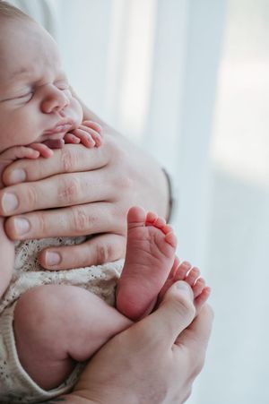 Melissa Stuer Photography Moederschapsfotograaf Moerbeke Oost-Vlaanderen
newborn baby jongen pasgeborene newbornfotograaf voetjes en vingers
