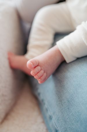 Melissa Stuer Photography Moederschapsfotograaf Moerbeke Oost-Vlaanderen kraamreportage nieuw leven newborn detail foto voetjes