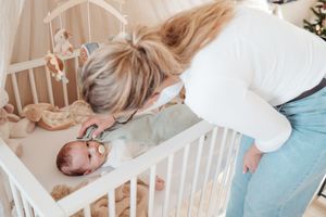 Melissa Stuer Photography Moederschapsfotograaf Moerbeke Oost-Vlaanderen kraamreportage nieuw leven newborn mama en zoon baby in box park