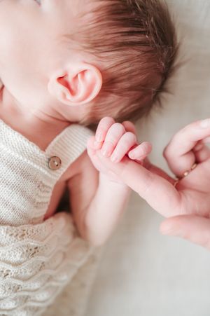 Melissa Stuer Photography Moederschapsfotograaf Moerbeke Oost-Vlaanderen
newborn baby jongen newbornfotograaf  zwart wit oor detailfoto
