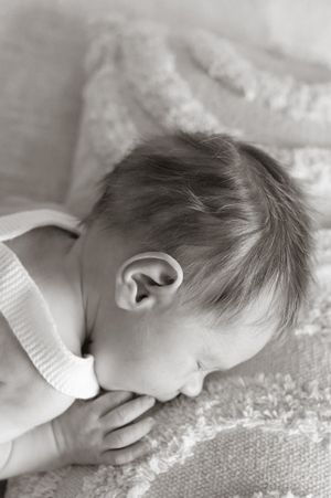 Melissa Stuer Photography Moederschapsfotograaf Moerbeke Oost-Vlaanderen
newborn baby jongen newbornfotograaf  zwart wit oor detailfoto