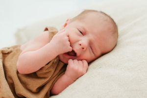 Melissa Stuer Photography Moederschapsfotograaf Moerbeke Oost-Vlaanderen newborn geeuwende baby liggend newbornfotograaf