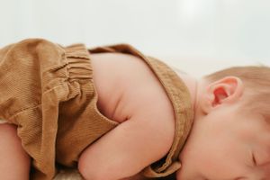Melissa Stuer Photography Moederschapsfotograaf Moerbeke Oost-Vlaanderen newborn slapende baby liggend detail plooien newbornfotograaf