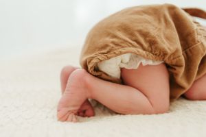 Melissa Stuer Photography Moederschapsfotograaf Moerbeke Oost-Vlaanderen newborn baby liggend detail pamper en voeten newbornfotograaf