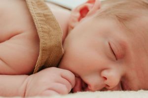 Melissa Stuer Photography Moederschapsfotograaf Moerbeke Oost-Vlaanderen newborn slapende baby liggend detail gezicht hand newbornfotograaf