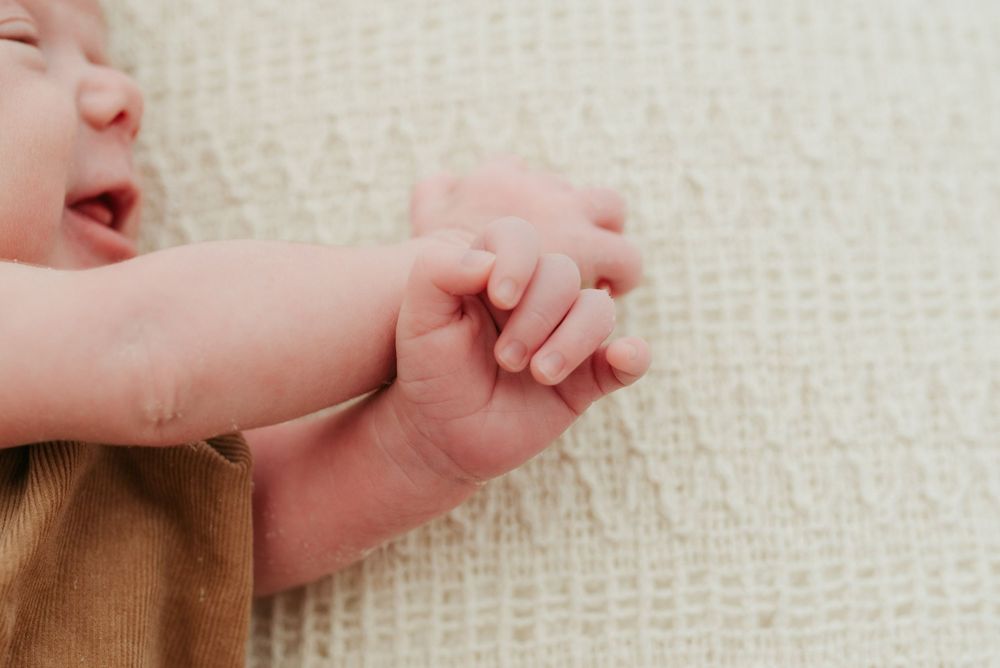 Melissa Stuer Photography Moederschapsfotograaf Moerbeke Oost-Vlaanderen newborn detail handen newbornfotograaf