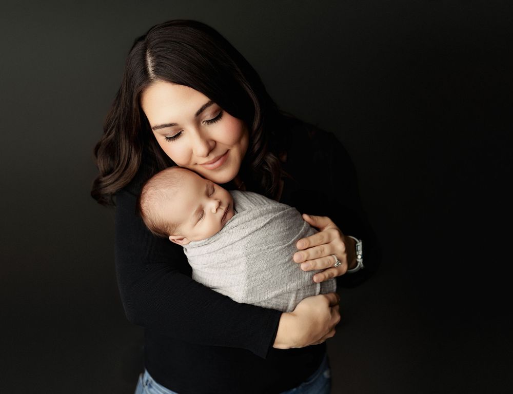 Best newborn photographer serving Southern Ohio, Northeastern Kentucky, and West Virginia with luxury studio baby photography
