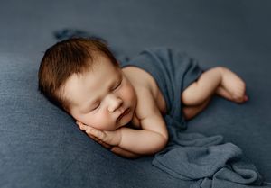 Top rated newborn photographer in the Ohio Kentucky West Virginia tri state area specializing in fine art baby portraits