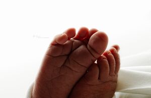 Close-up of tiny baby toes curled up in a delicate pose – capturing newborn details in Southern Ohio and Northern Kentucky.