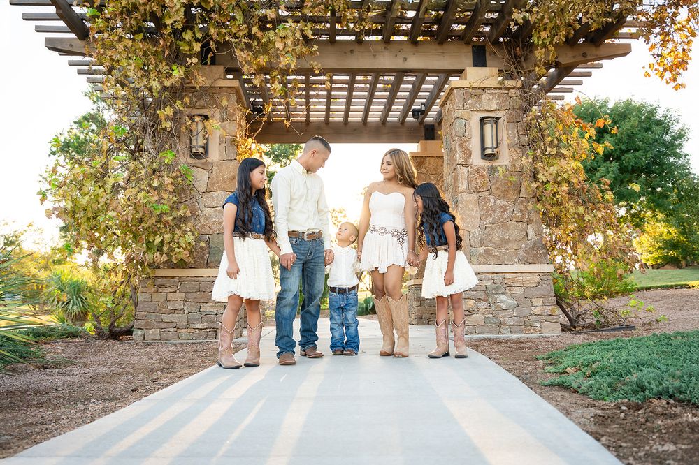 midland tx family photographer outdoor family session photographers midland tx family photo session family portraits the vineyard midland tx