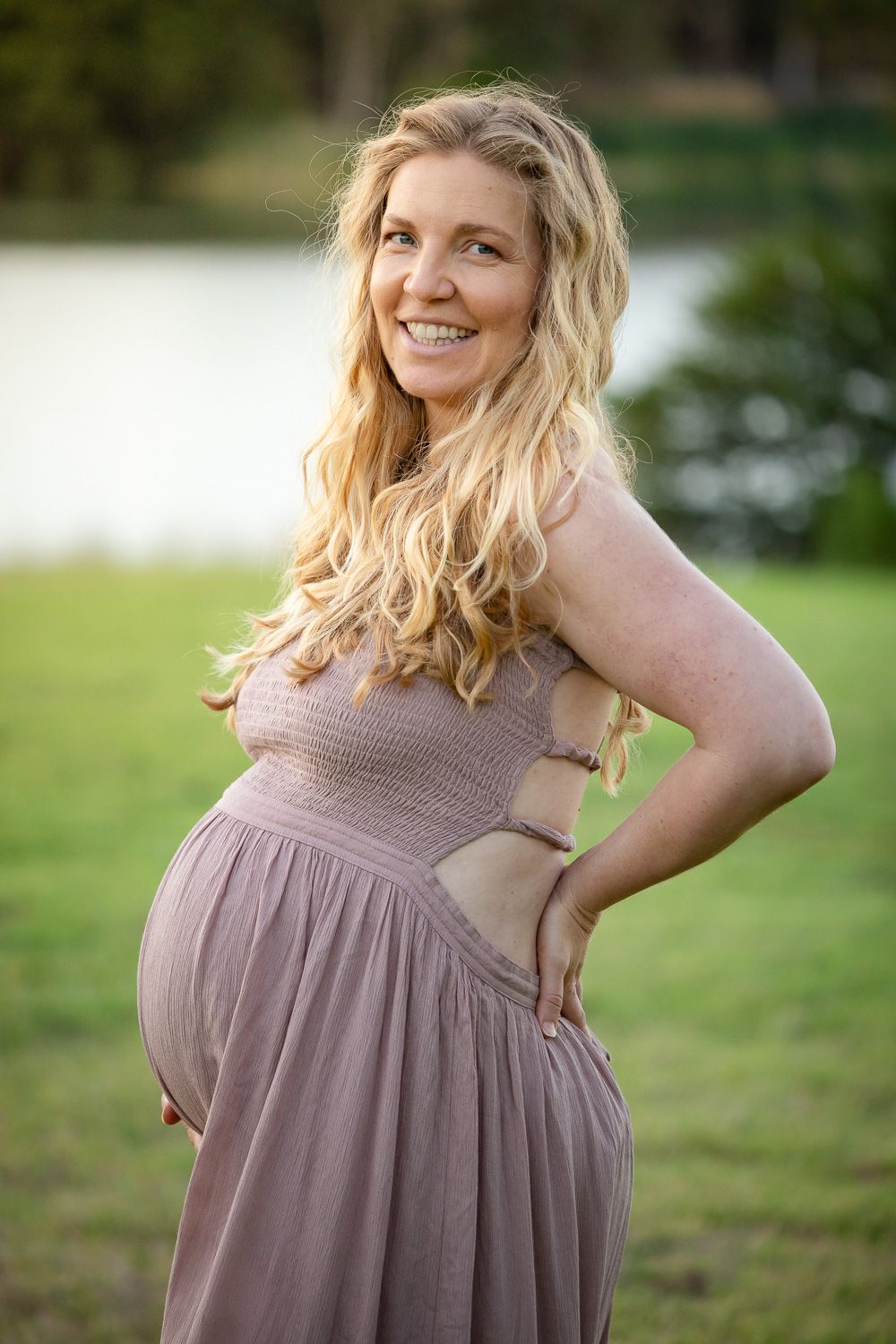 A pregnant mom poses with her baby bump for her Los Gatos maternity photoshoot by Cindy Tucey Photography