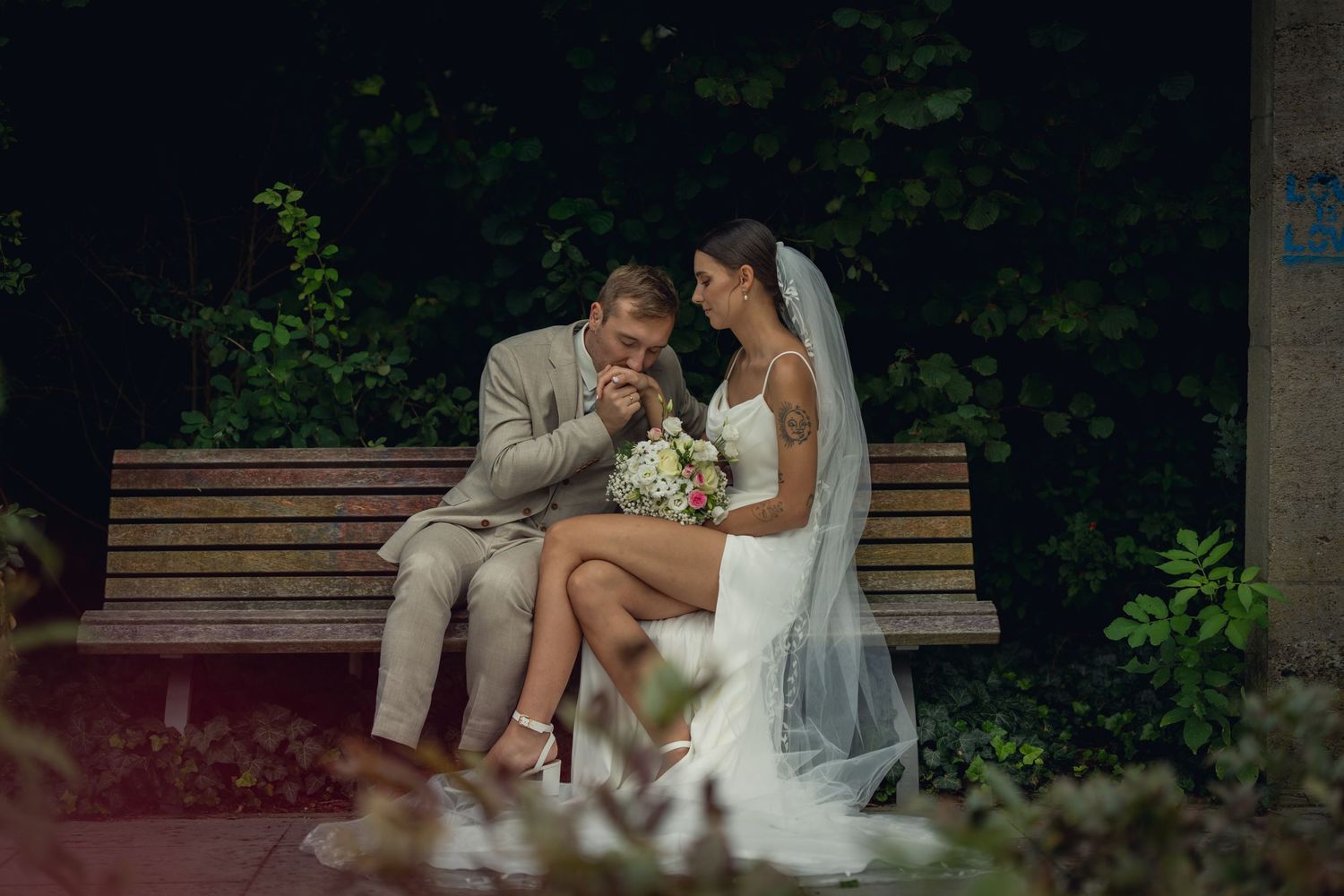 Bilder des Brautpaares in Berlin: Der Bräutigam küsst die Hand der Braut. Hochzeits-Fotoshooting.