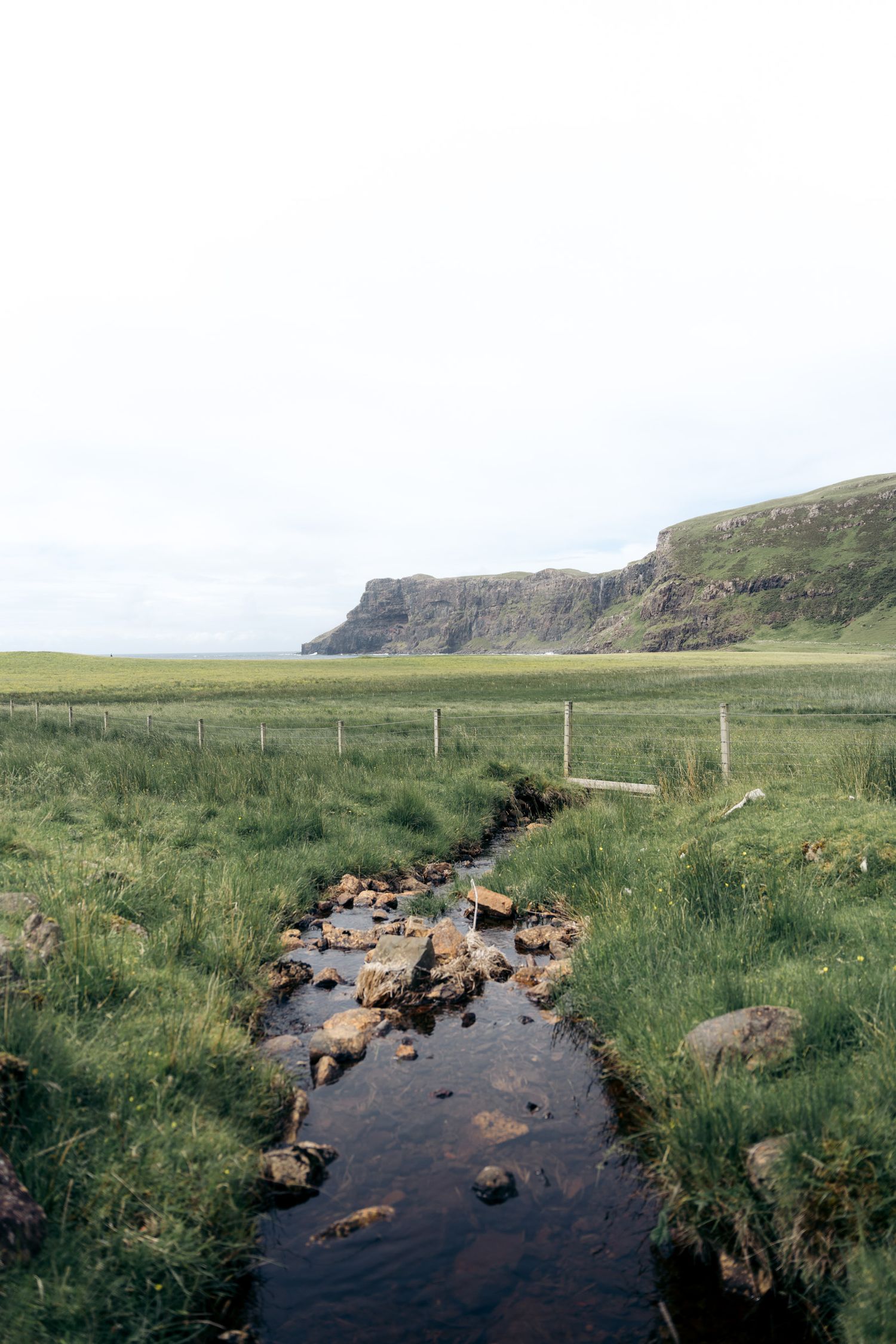 cours d'eau devant la plage de talisker en ecosse sur l'île de skye