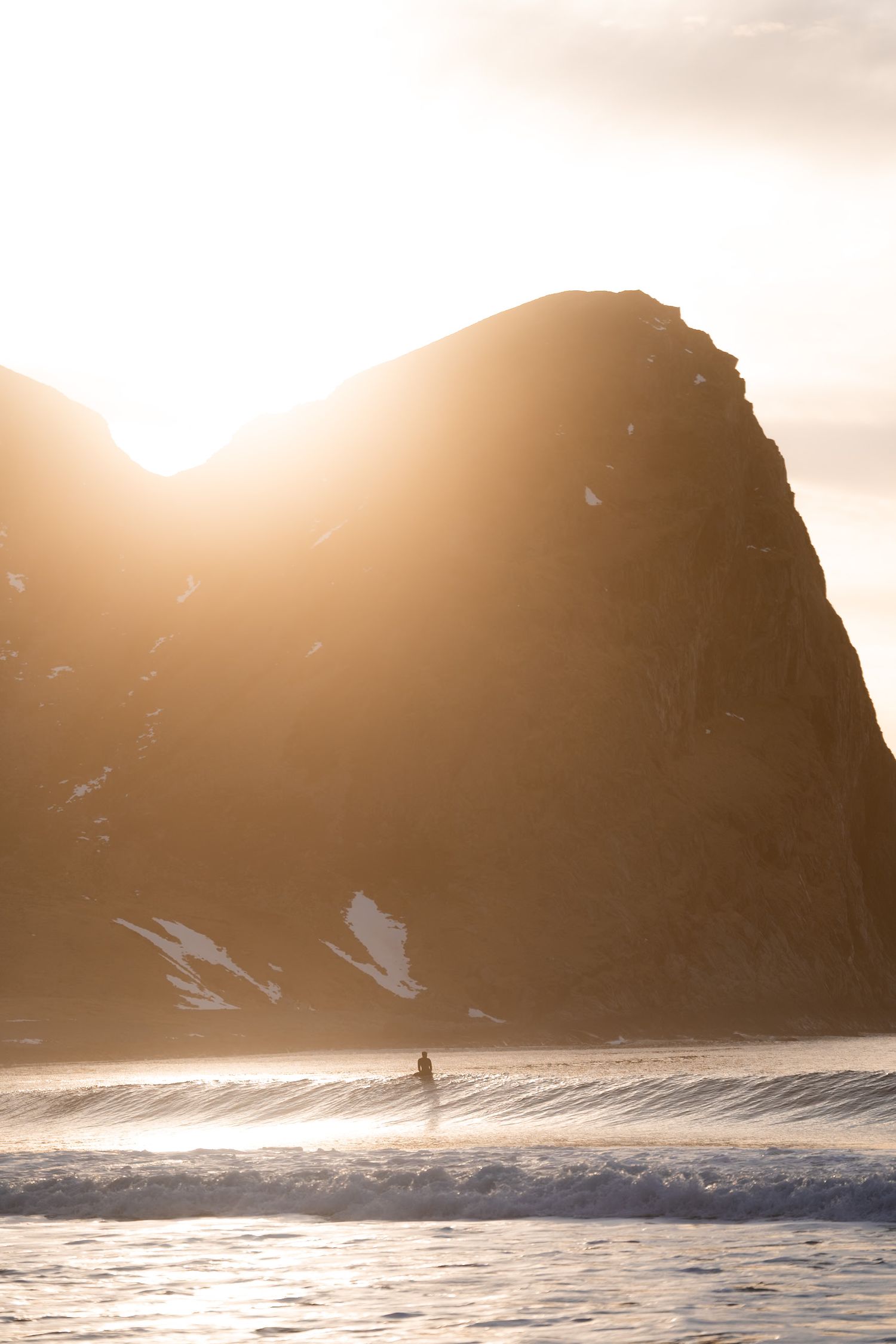 surfeur au coucher de soleil à unstad dans les lofoten