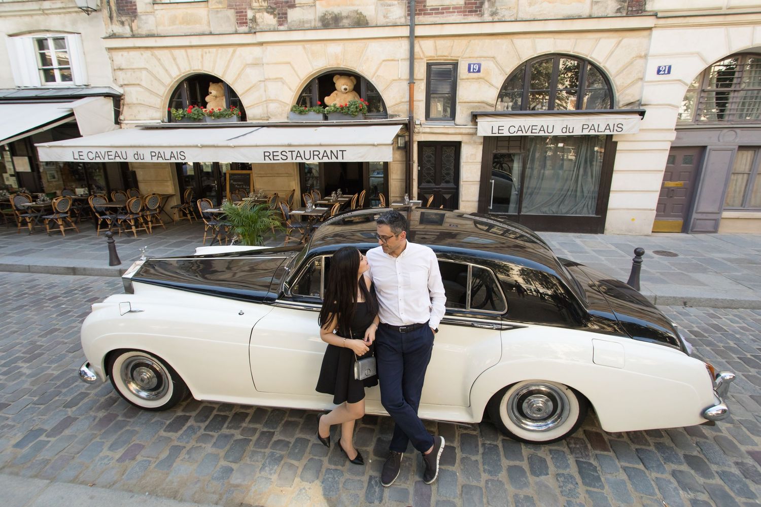 Elegant car tour photoshoot visiting Notre Dame and the Louvre with Julien LB.