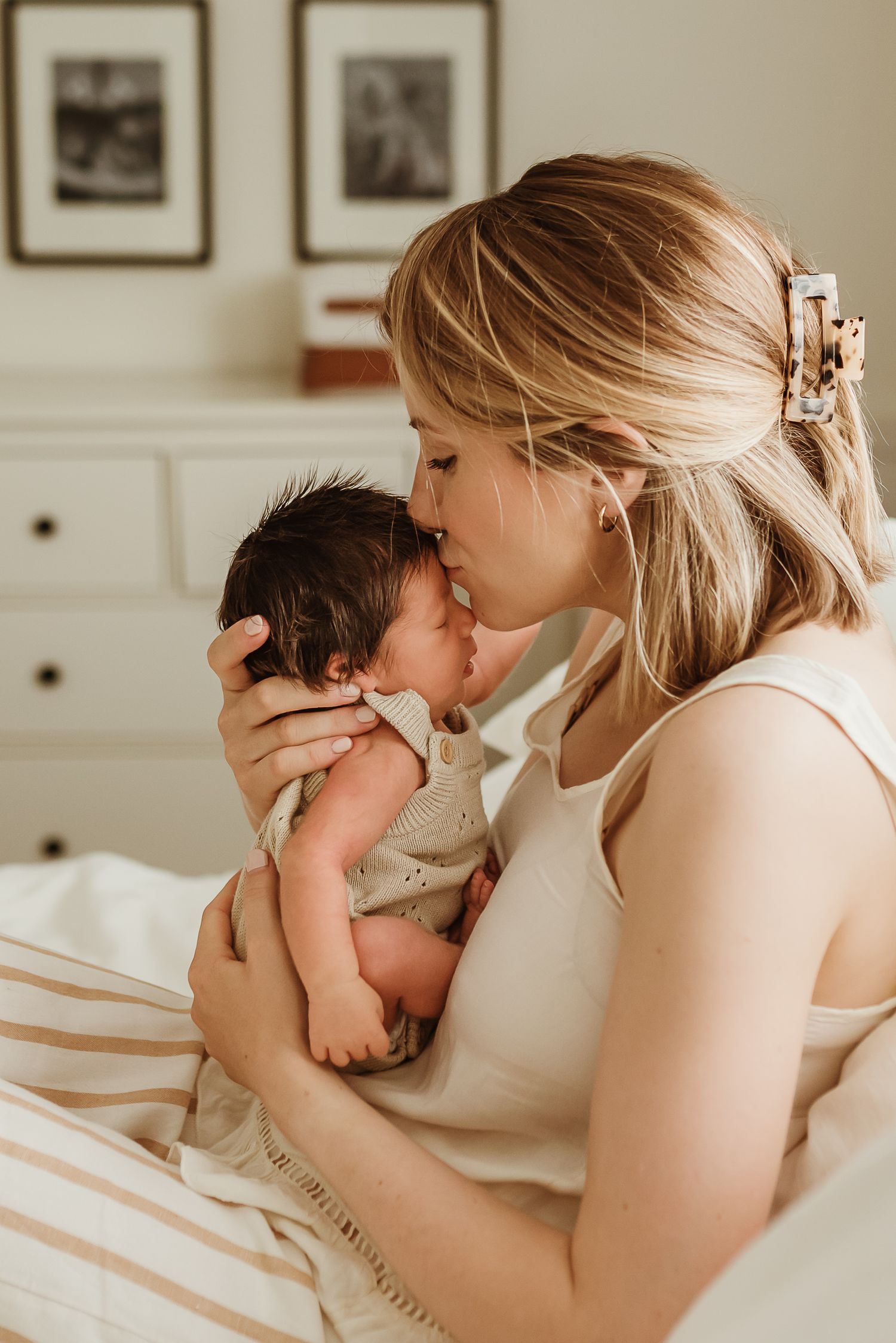 newborn home session mom and baby