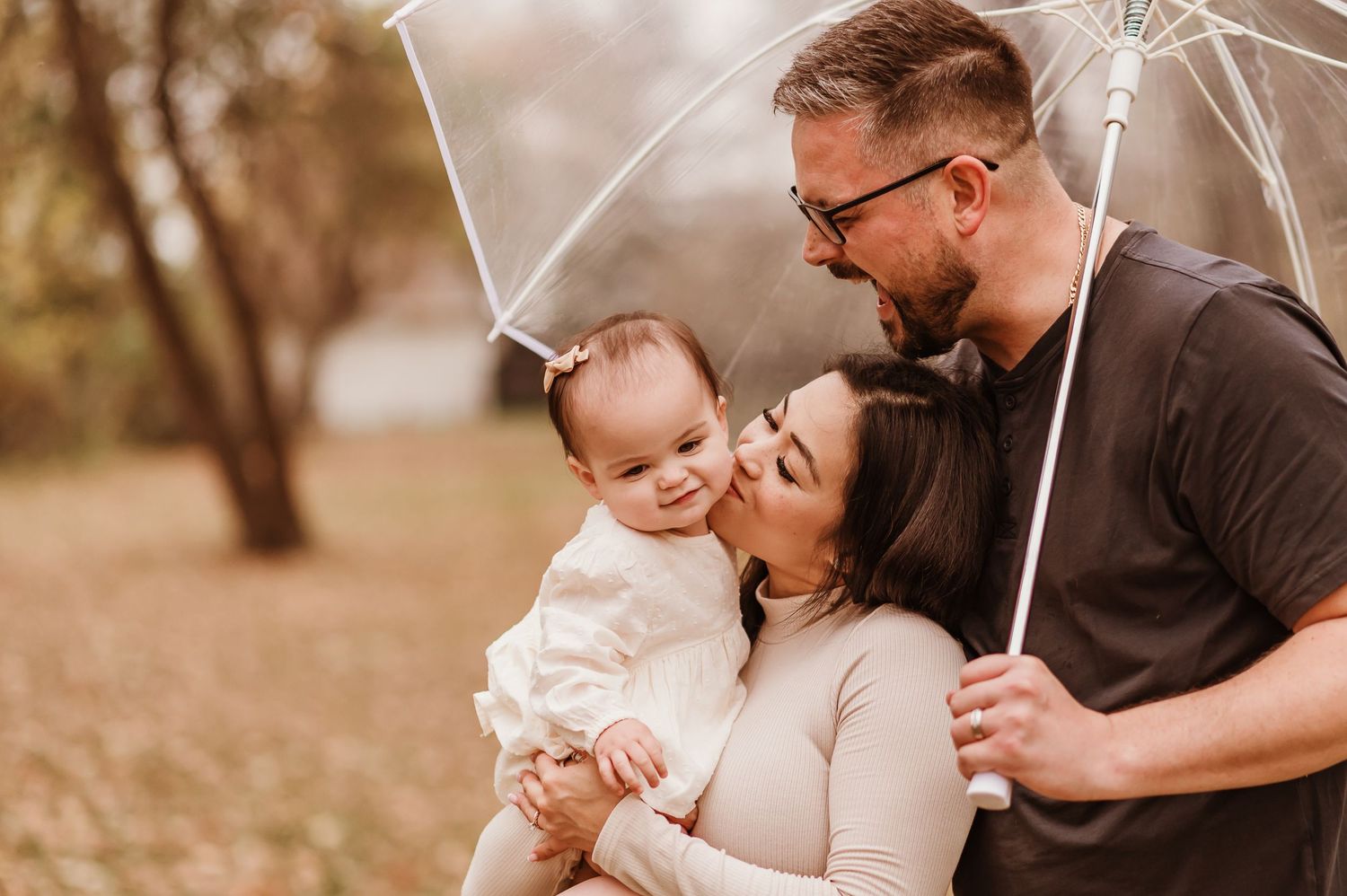 outdoor family session umbrella