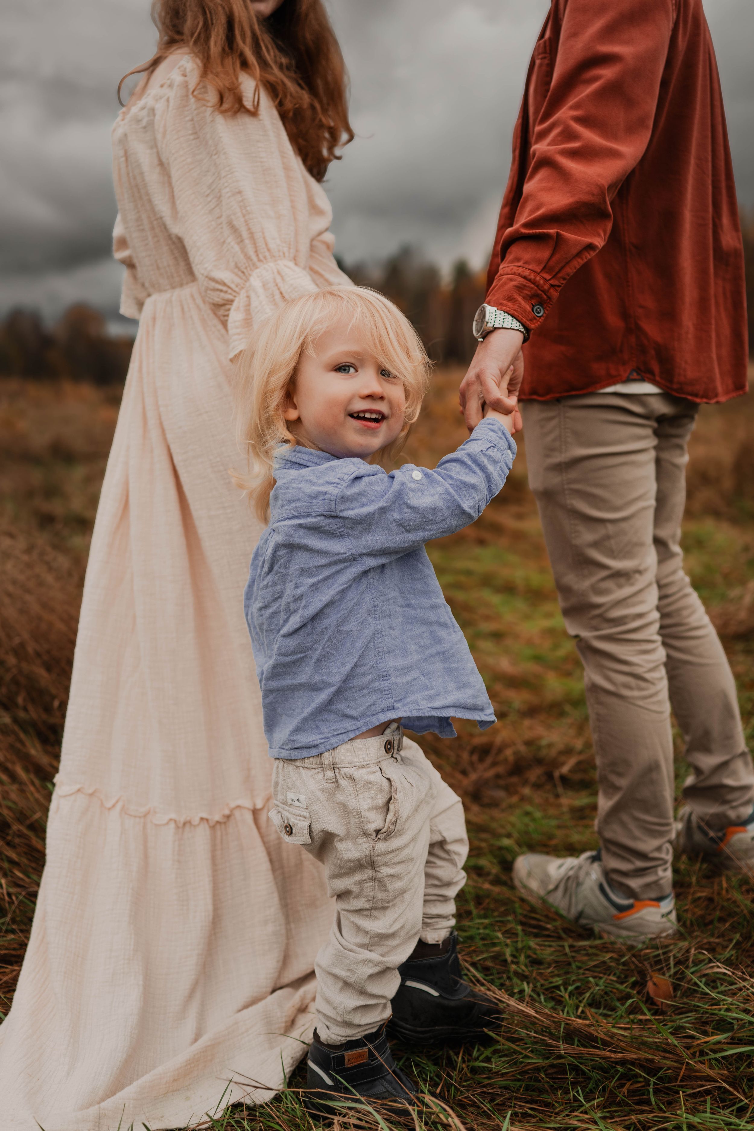 Hand i hand med mamma och pappa