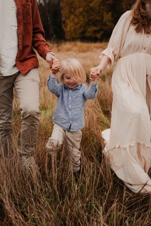 Hand i hand hela familjen