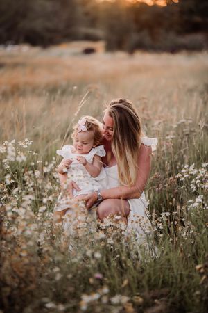 Mamma och dotter på en blommande äng