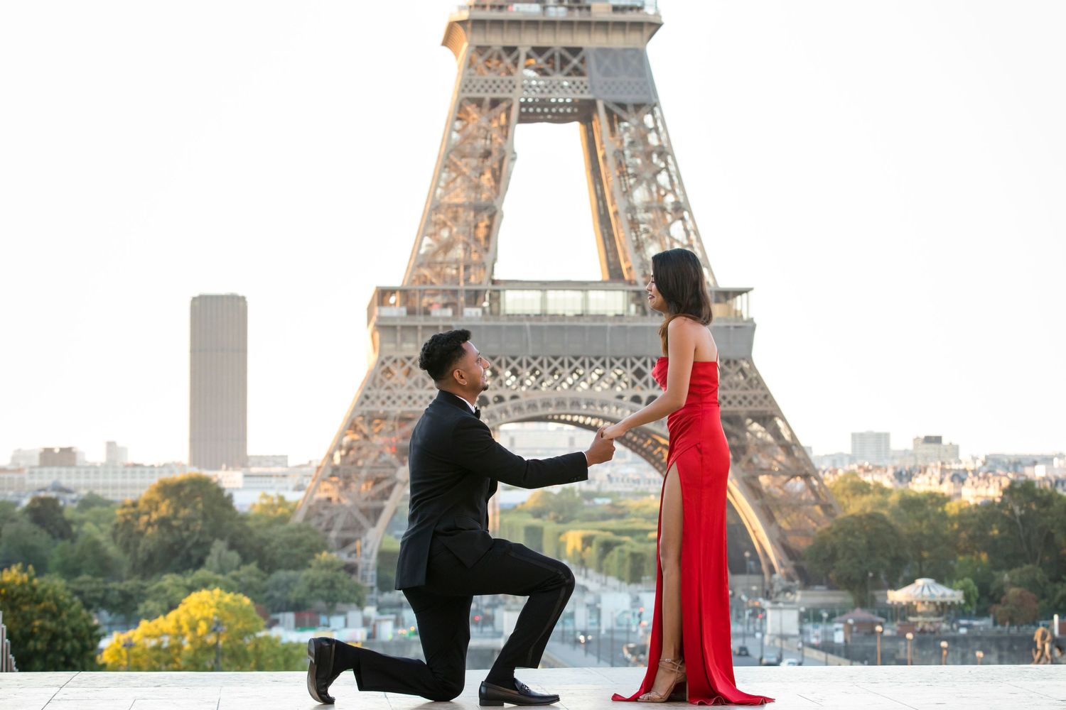 Amazing surprise proposal secret photoshoot at the Eiffel Tower captured by Julien LB Photography Paris