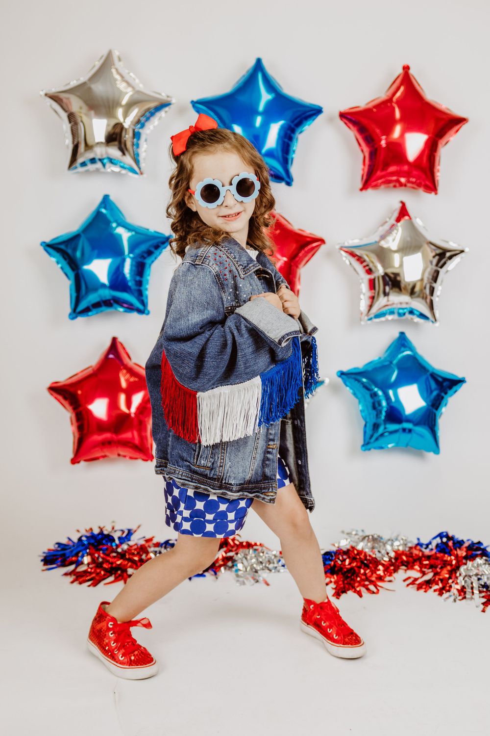 American-themed party setup with metallic star balloons and festive accessories.