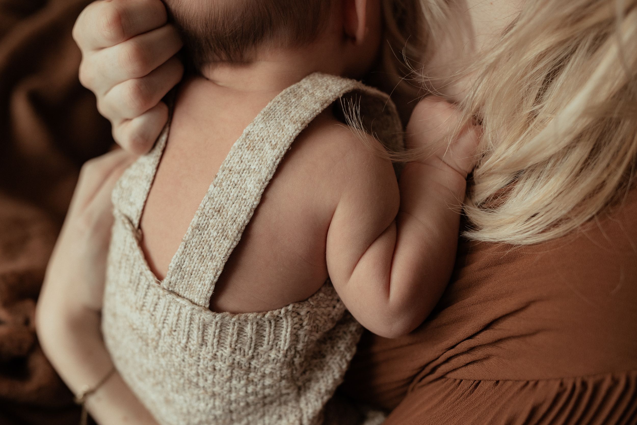 Detailfoto van baby tijdens newbornshoot aan huis - omgeving Eindhoven