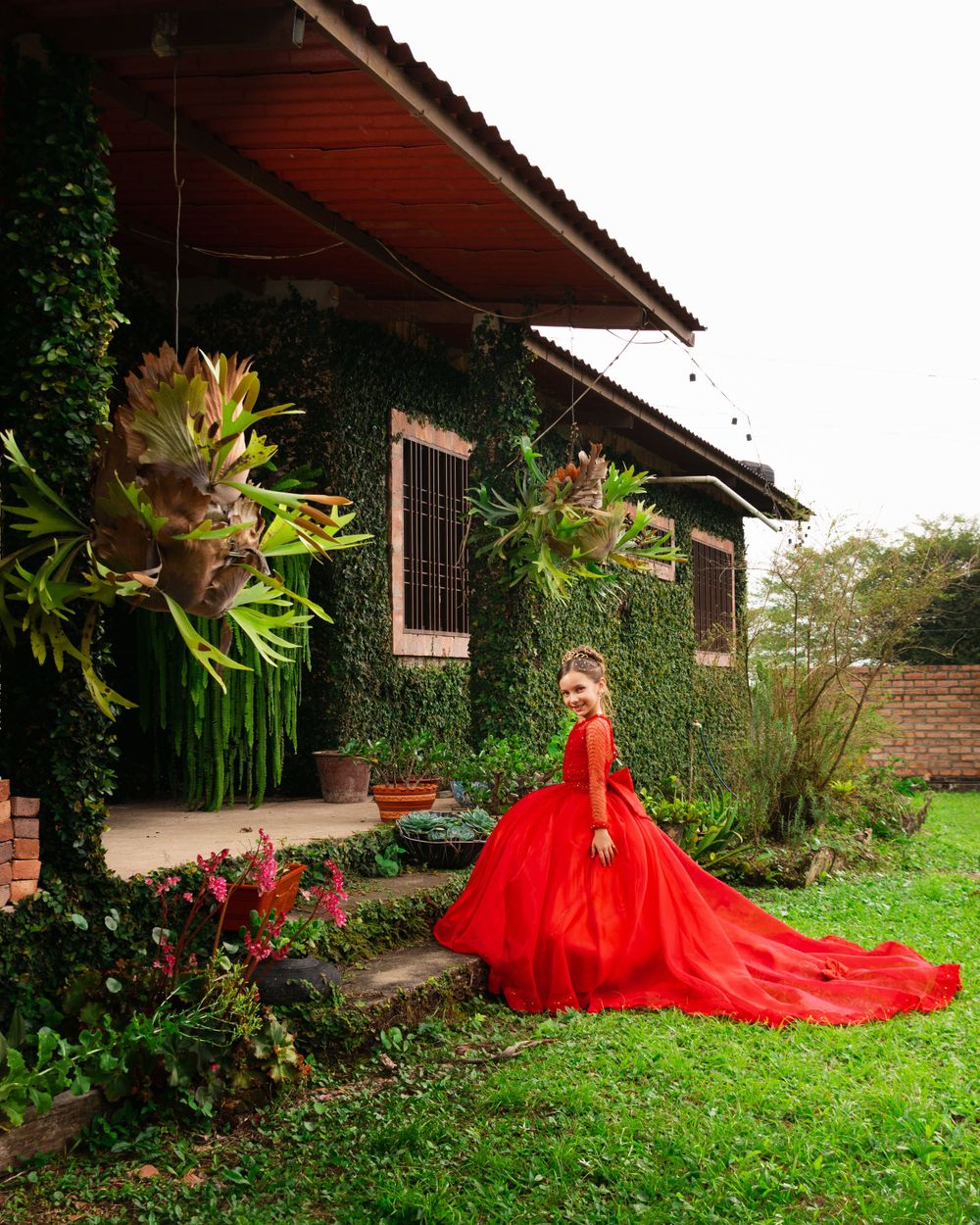 Fotografia de Quinceañera en Greenville SC, Fotografia de niña en vestido Rojo en casa campestre con mucho verde