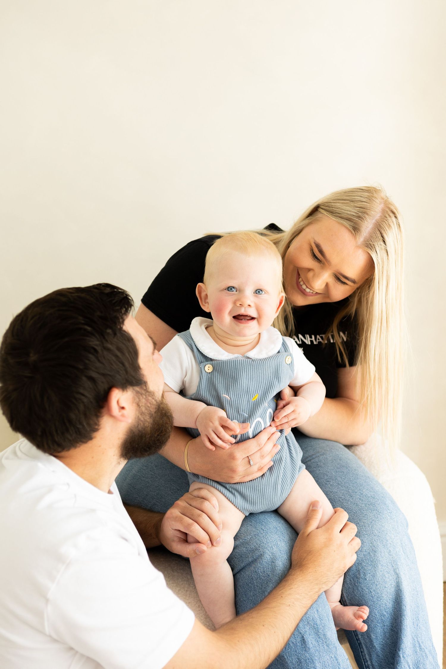 family milestone session of mam,dad and son celebrating his 1st birthday