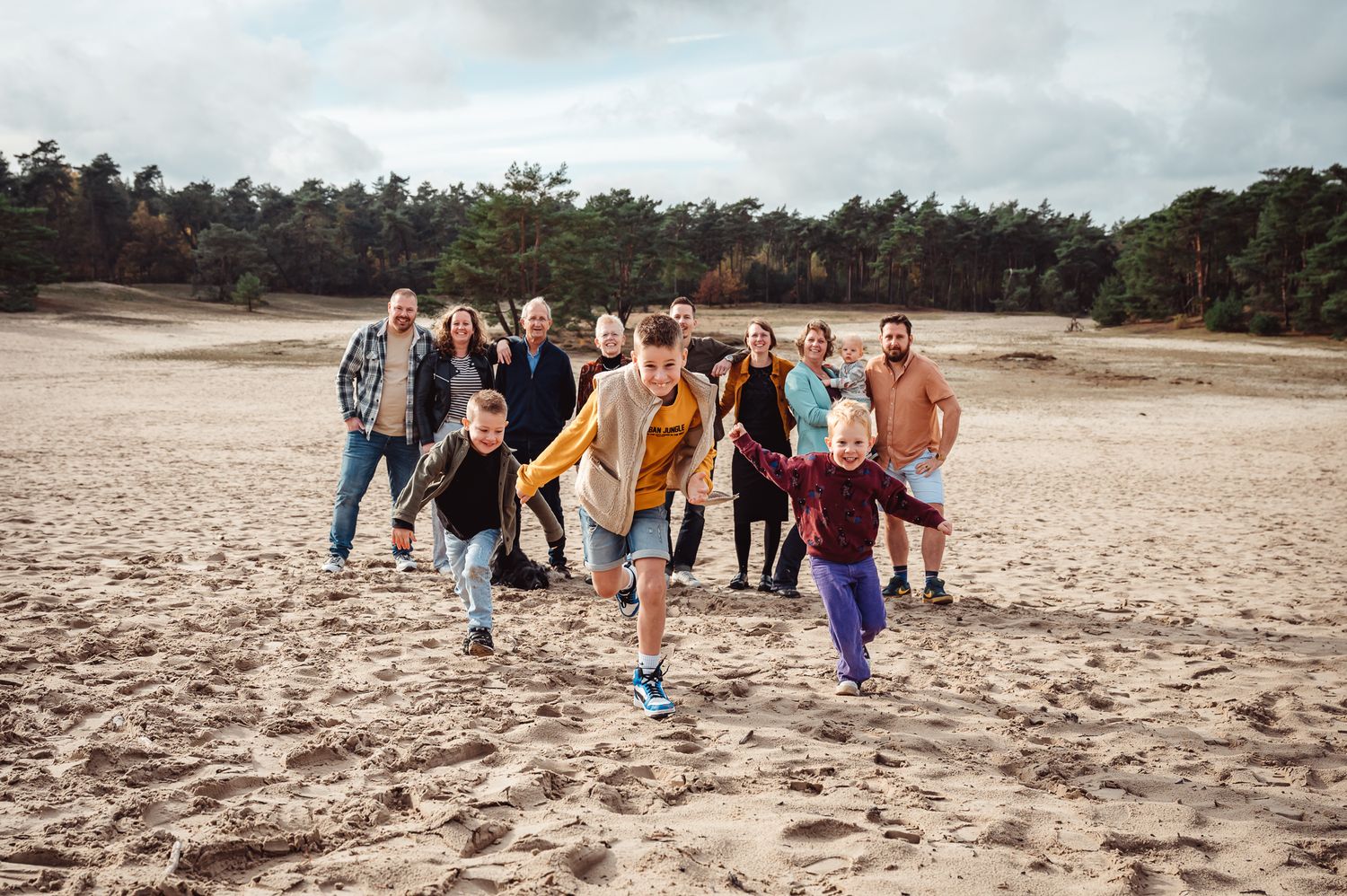 familie, gezin, fotoshoot, gek doen, spontane fotografie, gezelligheid, buiten, waardevolle momenten, fotograaf salland