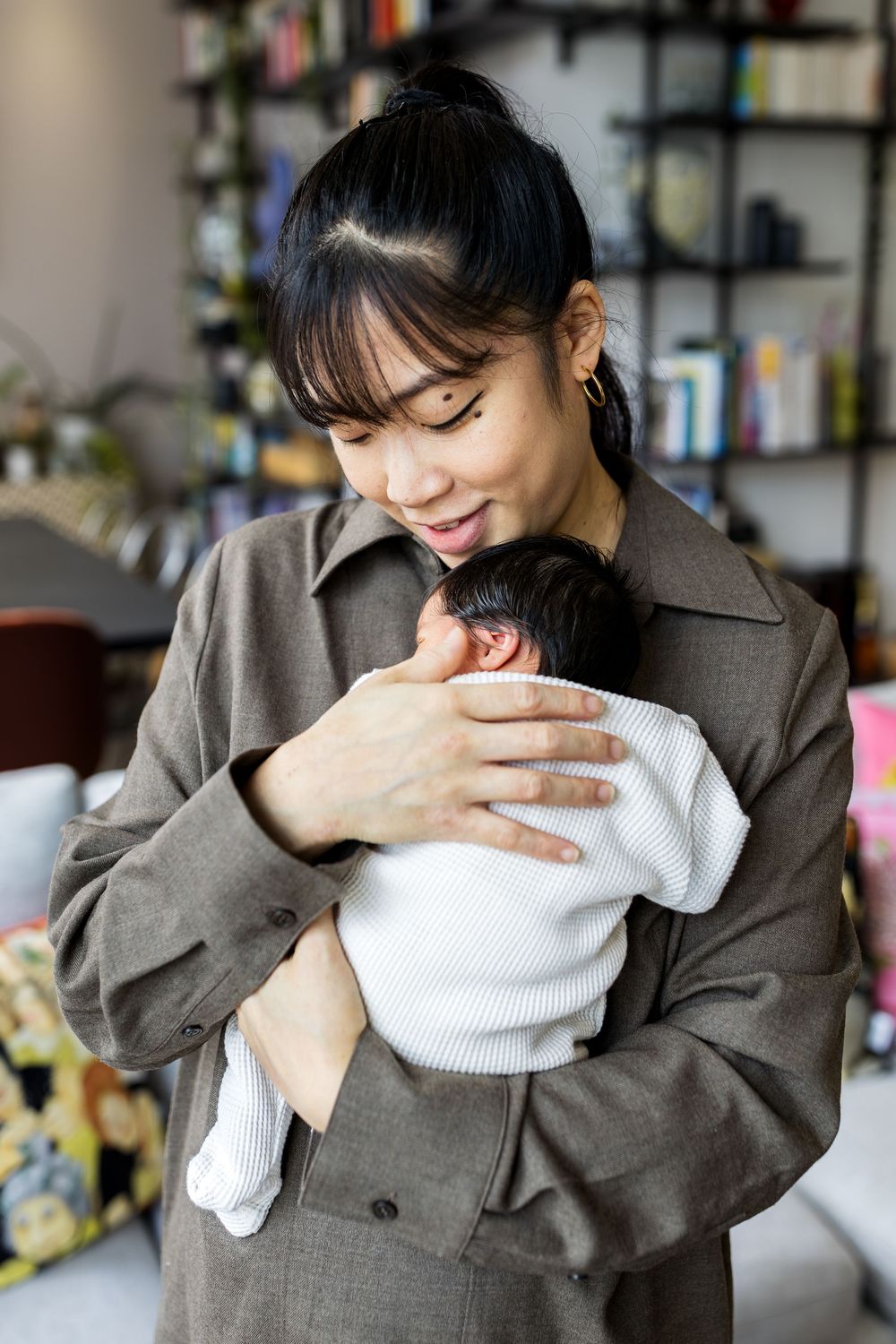 relaxed newborn photo session at home