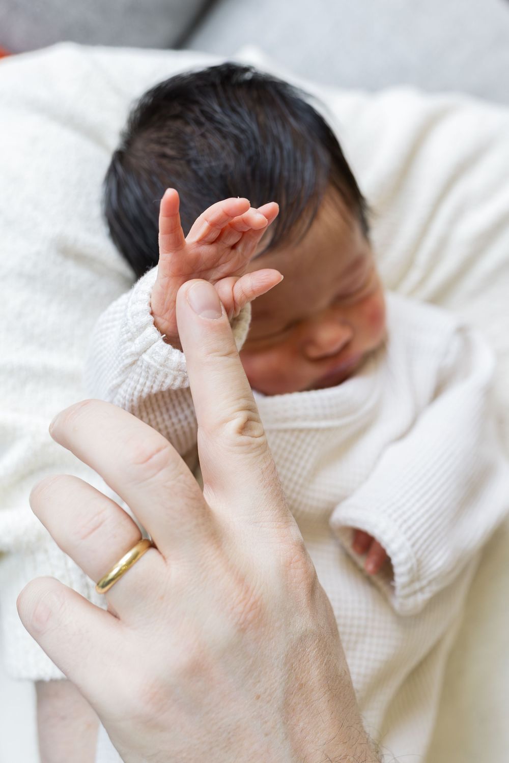 candid newborn photos at home