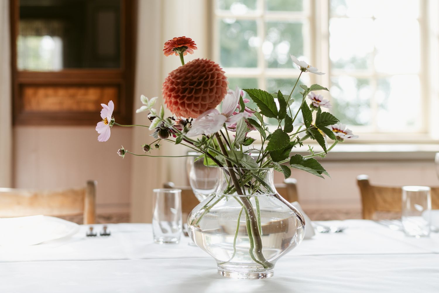 Blomsterdekorasjon til bryllupsfest