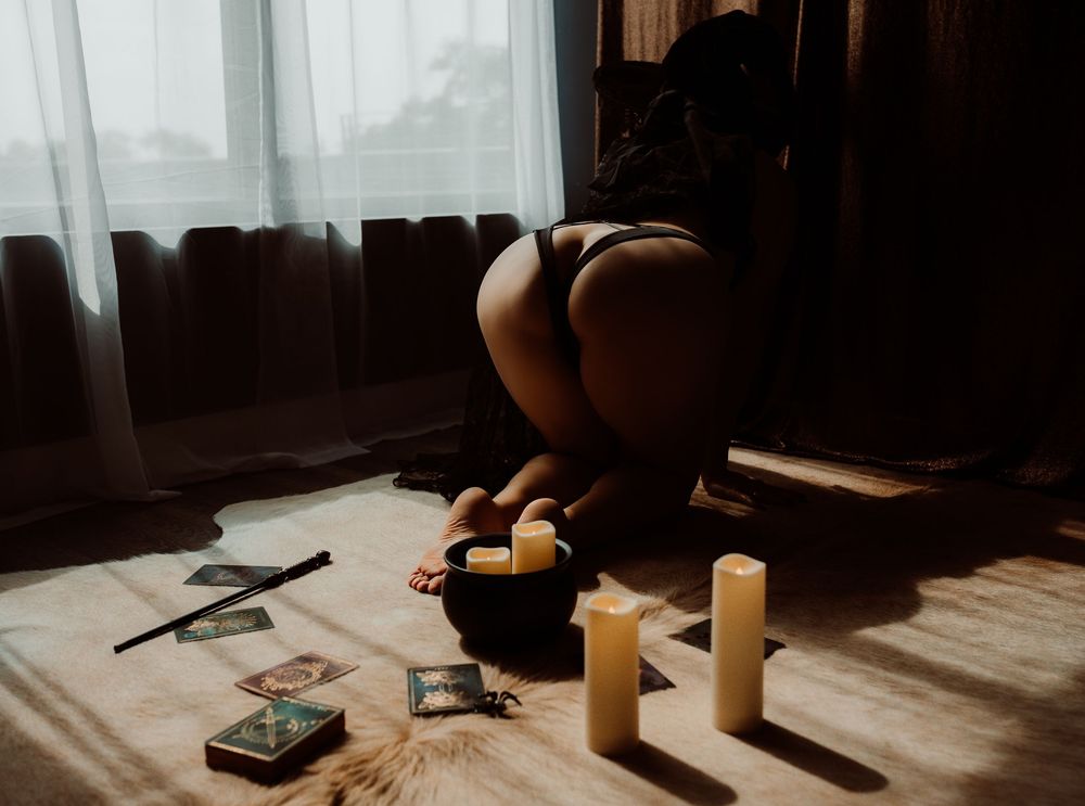 Hudson Wisconsin boudoir photographer doing a spooky boudoir photoshoot.
